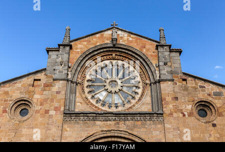 Avila, Spagna - 10 August 2015: Santa Teresa piazza, di fronte alla chiesa di San Pedro, facciata principale spicca la sua rosa Cistercense Foto Stock