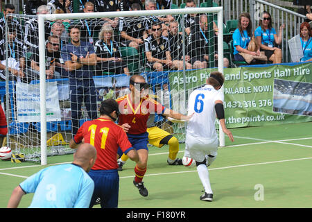 Hereford, Regno Unito. Il 29 agosto, 2015. IBSA Football cieco Campionati Europei 2015 - 3a/4a posto play-off - Inghilterra e Spagna. Il punto 4, Royal National College per ciechi, Hereford. Robin Williams si avvicina al punteggio per l'Inghilterra. Credito: James Maggs/Alamy Live News Foto Stock