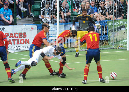 Hereford, Regno Unito. Il 29 agosto, 2015. IBSA Football cieco Campionati Europei 2015 - 3a/4a posto play-off - Inghilterra e Spagna. Il punto 4, Royal National College per ciechi, Hereford. Inghilterra Roy Turnham viene portato verso il basso. Credito: James Maggs/Alamy Live News Foto Stock