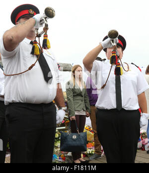 Shoreham, West Sussex sabato 29 agosto 2015 GV che mostra i membri del pubblico a pagamento a rispetta un minuto di silenzio sul vecchio ponte a pedaggio a Shoreham che è di metri dal sito del crash. Il vecchio ponte a pedaggio è stato rinominato localmente come il ponte di fiori. Un minuto di silenzio per ricordare le vittime di Shoreham Airshow di disastro dopo un Hawker Hunter crash sbarcati sulla A27 @uknip/Alamy Live News Foto Stock