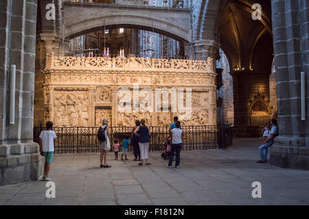 Avila, Spagna - 10 August 2015: all'interno della vista della Cattedrale di Avila, gruppo di turisti ammirando la retrochoir illuminato, un R Foto Stock