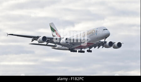 Emirates Airline Airbus A380 Super Jumbo A6-EEE venuta in terra a Londra Heathrow Airport LHR Foto Stock