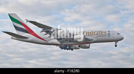 Emirates Airline Airbus A380 Super Jumbo A6-EEE venuta in terra a Londra Heathrow Airport LHR Foto Stock