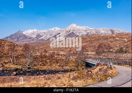 Beinn Eighe in Torridon Highlands occidentali della Scozia vista dal ponte che conduce a Loch Clair Foto Stock