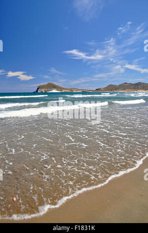 Playa de los Genoveses spiaggia a riva con Morrón de los Genoveses in fondo (Parco Naturale Cabo de Gata-Níjar, Nijar, Almería, Andalusia, Spagna) Foto Stock