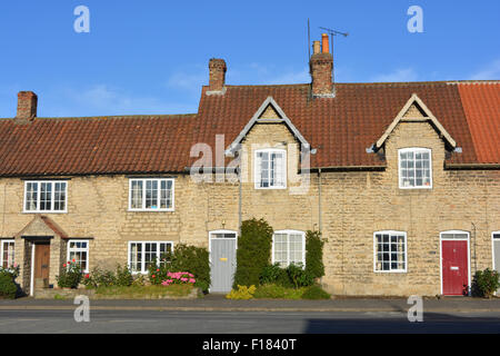 Fila di graziosi cottage terrazzati a Hovingham, North Yorkshire, Inghilterra Foto Stock