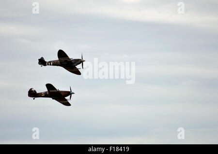 Spitfire e Hurricane del Battle of Britain memorial flight, volare in Clacton On Sea airshow. Foto Stock