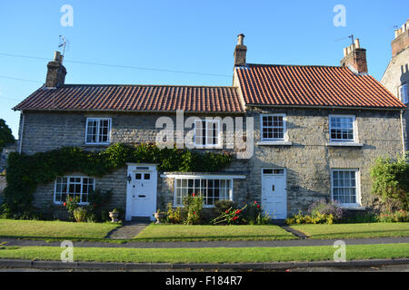 Pittoresche case a schiera nel villaggio di Hovingham in Ryedale quartiere di North Yorkshire, Inghilterra Foto Stock