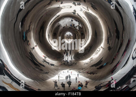 Visitatori al Cloud Gate, il fagiolo, Chicago, il Millennium Park Foto Stock