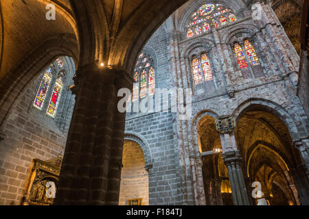 Avila, Spagna - agosto 10, 2015: vista interna di archi gotici con arabeschi della Cattedrale di Avila, il romanico e il Gotico ch Foto Stock