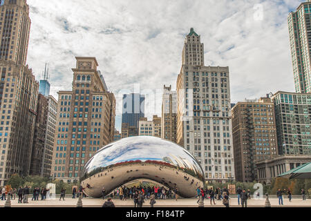 Cloud Gate, The Bean, Chicago, Millennium Park con skyline dietro Foto Stock
