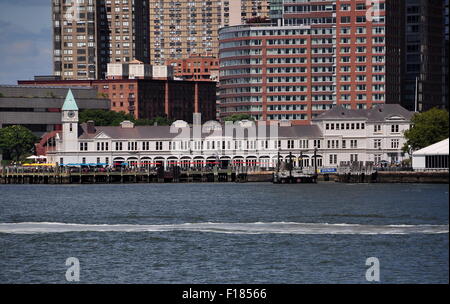 New York City: rinnovate di recente un molo in Battery Park ospita eccellenti ristoranti e negozi Foto Stock