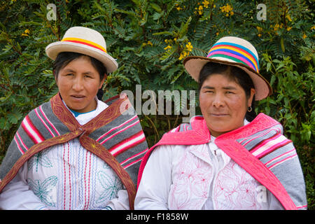 Il quechua donna che indossa abiti tradizionali e hat nel villaggio Misminay, Valle Sacra, Perù. Foto Stock