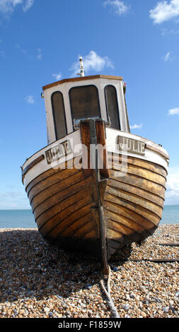 Vista frontale di una vecchia barca da pesca denominata Julie in Walmer, trattare, Kent. Foto Stock