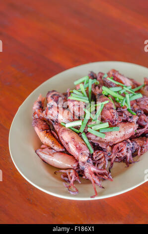 Piastra del saltata di piccoli calamari fritti con aglio e salsa Foto Stock