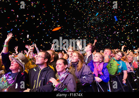 Portsmouth, Regno Unito. Il 29 agosto 2015. Vittorioso Festival - Sabato. La folla si sono salutati in coriandoli durante la headline agire sullo stadio comune - i Flaming Lips. Credito: MeonStock/Alamy Live News Foto Stock