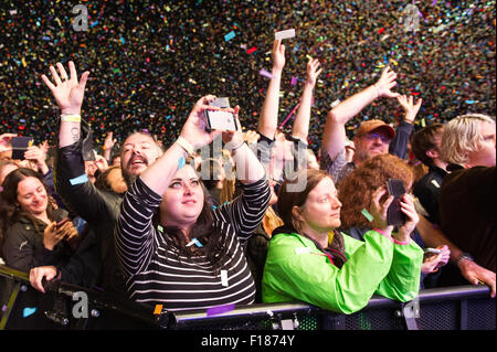 Portsmouth, Regno Unito. Il 29 agosto 2015. Vittorioso Festival - Sabato. La folla si sono salutati in coriandoli durante la headline agire sullo stadio comune - i Flaming Lips. Credito: MeonStock/Alamy Live News Foto Stock