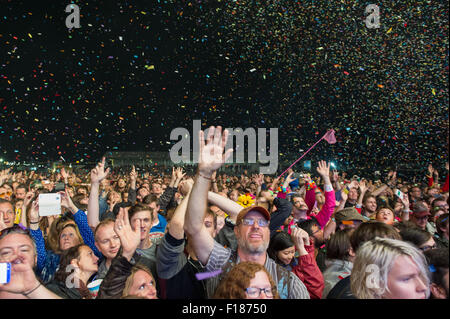 Portsmouth, Regno Unito. Il 29 agosto 2015. Vittorioso Festival - Sabato. La grande folla si sono salutati in coriandoli durante la headline agire sullo stadio comune - i Flaming Lips. Credito: MeonStock/Alamy Live News Foto Stock