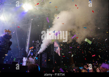 Portsmouth, Regno Unito. Il 29 agosto 2015. Vittorioso Festival - Sabato. La folla si sono salutati in coriandoli e fumo durante la headline agire sullo stadio comune - i Flaming Lips. Credito: MeonStock/Alamy Live News Foto Stock