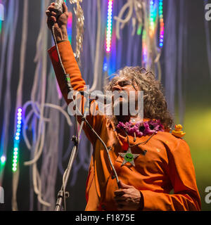 Portsmouth, Regno Unito. Il 29 agosto 2015. Vittorioso Festival - Sabato. Wayne Coyne dei Flaming Lips durante il Titolo set di notte sullo stadio comune. Credito: MeonStock/Alamy Live News Foto Stock