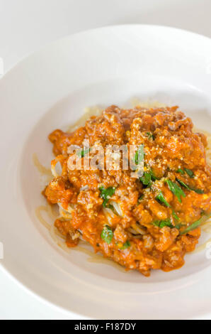 Spaghetti con carne macinata e verdure , salsa di pomodoro Foto Stock