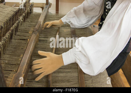 La tessitura del lino, artigianato tradizionale di dimostrazione. Foto Stock