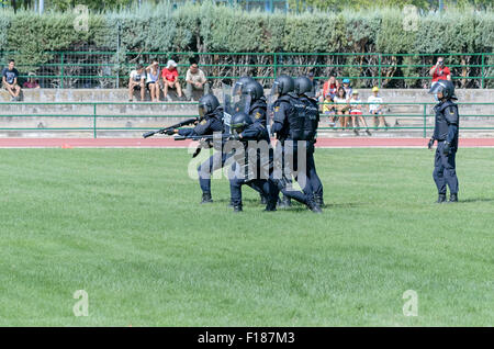 A ALCALA DE HENARES, Spagna - 29 agosto 2015: gruppo non identificato di poliziotti spagnoli stanno facendo uno spettacolo in Alcala de Henares, il 29 agosto 2015. Esercito e il corpo di sicurezza di Spagna hanno fatto una mostra, durante le fiere di Alcala de Henares. Credito: Russet apple/Alamy Live News Foto Stock