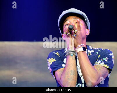 Glastonbury Festival, 27 giugno 2015, UK. Pharell Williams performing live sulla fase della piramide a Glastonbury Foto Stock