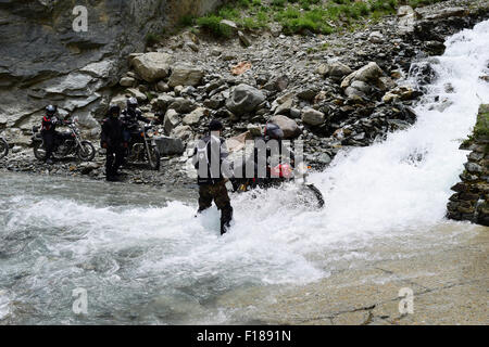 Avventura Bike Rider viaggio in bici sul pericoloso Ladakh India Road attraversare flussi himalayana al Kashmir India Foto Stock