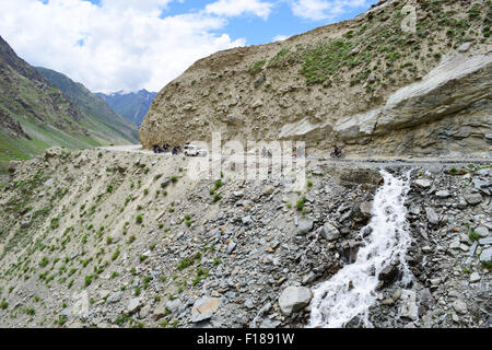 Kashmir pericolose durante un viaggio in India in alta quota in Himalaya montagne passa le motociclette e jeep attraversando frana drena Foto Stock