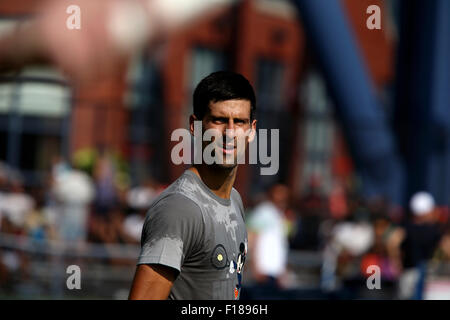 New York, Stati Uniti d'America. Il 29 agosto, 2015. Numero un seme Novak Djokovic durante una sessione di prove libere a Billie Jean King USTA National Tennis Center a Flushing Meadows, New York venerdì 29 agosto, 2015. Egli si sta preparando per gli Stati Uniti Aprire il quale inizia il lunedì. Credito: Adam Stoltman/Alamy Live News Foto Stock