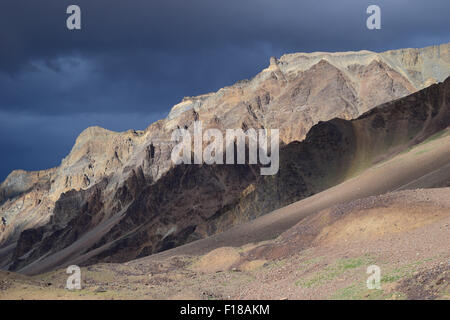 Ladakh India Himalaya montagne nel buio e luce combinazione tipica Ladakh Kashmir scenario Foto Stock