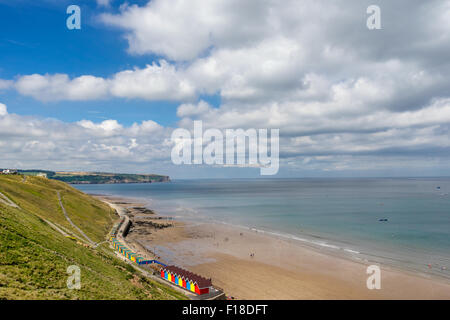 La spiaggia a Whitby con Sandsend in background Foto Stock