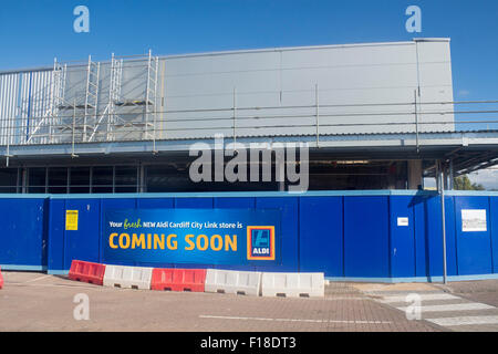 Nuova apertura Aldi presto segno in cantiere City Link retail park Cardiff Wales UK Foto Stock