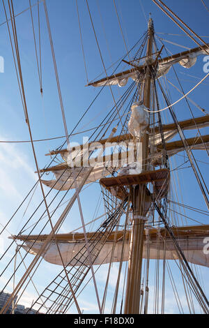 Il montante della nave a vela nel cielo blu Foto Stock