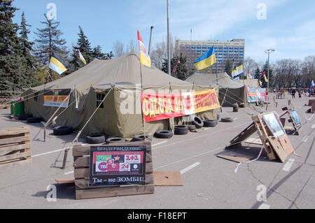 Ottobre 15, 2014 - Odessa, Ucraina - Odessa, Ucraina. 06 Aprile, 2014. Campeggio. Riunione di protesta assemblea popolare Antimaidan - ''Kulikovo Field''. Questa dimostrazione nel campo Kulikovo, Odessa, Ucraina (l'Ucraina del sud), per un referendum contro il nuovo governo di Kiev contro la nazionale-fascismo..il principale slogan: ''Vogliamo un referendum'' ''libertà Anton Davydchenko'' ''Odessa è una città russa'' ''Vogliamo russo la seconda lingua ufficiale'' ''siamo contro il fascismo'' ''siamo contro il nazionalismo' (credito Immagine: © Andrey Nekrasov/ZUMA filo/ZUMAPRESS.com) Foto Stock