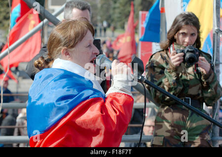 Ottobre 15, 2014 - Odessa, Ucraina - Odessa, Ucraina. 06 Aprile, 2014. Riunione di protesta assemblea popolare Antimaidan - ''Kulikovo Field''. Questa dimostrazione nel campo Kulikovo, Odessa, Ucraina (l'Ucraina del sud), per un referendum contro il nuovo governo di Kiev contro la nazionale-fascismo..il principale slogan: ''Vogliamo un referendum'' ''libertà Anton Davydchenko'' ''Odessa è una città russa'' ''Vogliamo russo la seconda lingua ufficiale'' ''siamo contro il fascismo'' ''siamo contro il nazionalismo' (credito Immagine: © Andrey Nekrasov/ZUMA filo/ZUMAPRESS.com) Foto Stock