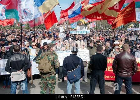 Ottobre 15, 2014 - Odessa, Ucraina - Odessa, Ucraina. 06 Aprile, 2014. Riunione di protesta assemblea popolare Antimaidan - ''Kulikovo Field''. Questa dimostrazione nel campo Kulikovo, Odessa, Ucraina (l'Ucraina del sud), per un referendum contro il nuovo governo di Kiev contro la nazionale-fascismo..il principale slogan: ''Vogliamo un referendum'' ''libertà Anton Davydchenko'' ''Odessa è una città russa'' ''Vogliamo russo la seconda lingua ufficiale'' ''siamo contro il fascismo'' ''siamo contro il nazionalismo' (credito Immagine: © Andrey Nekrasov/ZUMA filo/ZUMAPRESS.com) Foto Stock