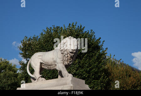 La scultura di un leone. Place de la Concorde, Paris, Francia. Foto Stock