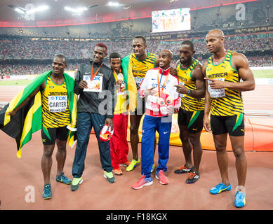 Pechino, Cina. Il 29 agosto, 2015. Giamaica vincendo 4x100m relè Nesta Carter (L), Usain Bolt (C), Nickel Ashmeade 2 (R) e Astafa Powell (R) pongono con gli uomini di 5000m oro medaglia Mohamed Farah 3 (R) della Gran Bretagna, medaglia d'argento Caleb Ndiku Mwangangi (2 L) del Kenya e medaglia di bronzo vincitore Hagos Gebrhiwet (3 L) dell Etiopia durante la Pechino IAAF 2015 Campionati del mondo presso il National Stadium, noto anche come Nido a Pechino in Cina, 29 agosto 2015. Foto: Christian Charisius/dpa/Alamy Live News Foto Stock