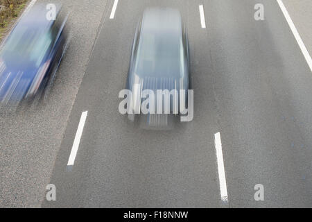 Vista aerea, di due velocizzando le vetture in autostrada. Foto Stock