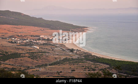 Baia di Bolonia al tramonto, con spiaggia di Playa de Bolonia, Baelo Claudia, la città di El Lentiscal e l'Africa in fondo (Tarifa, Cádiz, Andalusia, Spagna) Foto Stock