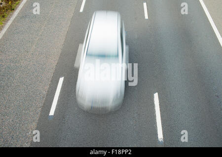 Vista aerea di una accelerazione dei processi di auto in autostrada. Foto Stock