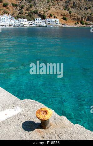 La baia del villaggio sul mare di Loutro nel sud di Creta Grecia Foto Stock