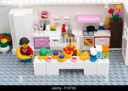 Lego Donna In Cucina Con Tavolo Pronto Per La Cena - Fotografie