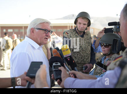 A Kabul, Afghanistan. Il 30 agosto, 2015. Il Ministro degli esteri tedesco Frank-Walter Steinmeier (L, SPD) parla alla stampa in aeroporto a Kabul, Afghanistan, 30 agosto 2015. Steinmeier è su una due giorni di visita alla regione. Foto: Rainer Jensen/dpa/Alamy Live News Foto Stock