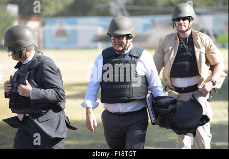 A Kabul, Afghanistan. Il 30 agosto, 2015. Il Ministro degli esteri tedesco Frank-Walter Steinmeier (C, SPD) cammina con bullet proof vest e casco attraverso la sede della Nato a Kabul, Afghanistan, 30 agosto 2015. Steinmeier è su una due giorni di visita alla regione. Foto: Rainer Jensen/dpa/Alamy Live News Foto Stock