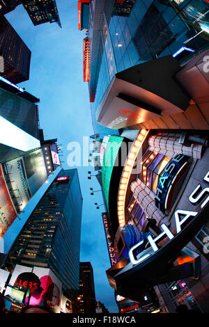 La città di New York, USA - Oct 9: Times Square, in primo piano con i Teatri di Broadway e un enorme numero di cartelli a LED, è un simbolo di New York Foto Stock