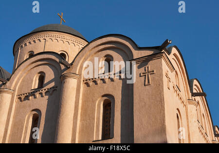 Chiesa dell Assunzione della Vergine Maria Pirogoscha, ortodossa chiesa di pietra, costruito a Kiev, Podil quartiere vicino a luogo di mercato, modalità Foto Stock