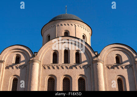 Chiesa dell Assunzione della Vergine Maria Pirogoscha, ortodossa chiesa di pietra, costruito a Kiev, Podil quartiere vicino a luogo di mercato, modalità Foto Stock